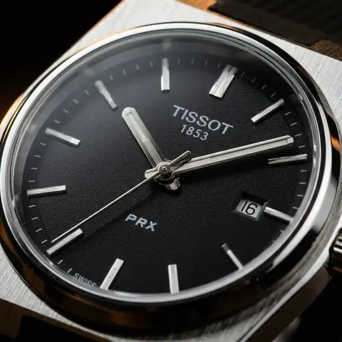 Macro do mostrador do Tissot PRX — índices e ponteiros